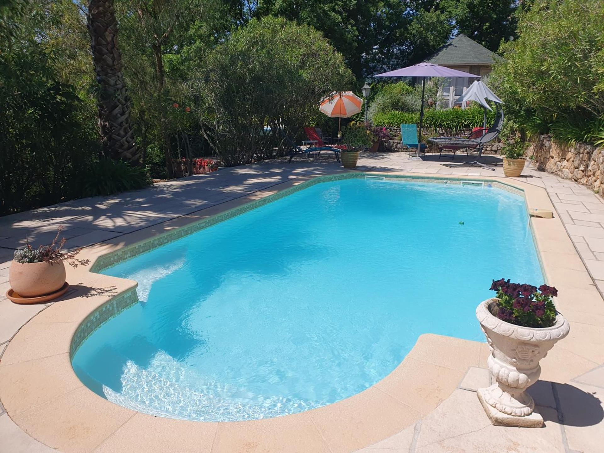 Terrasse, Piscine Privee & Charme Provencal Apartment